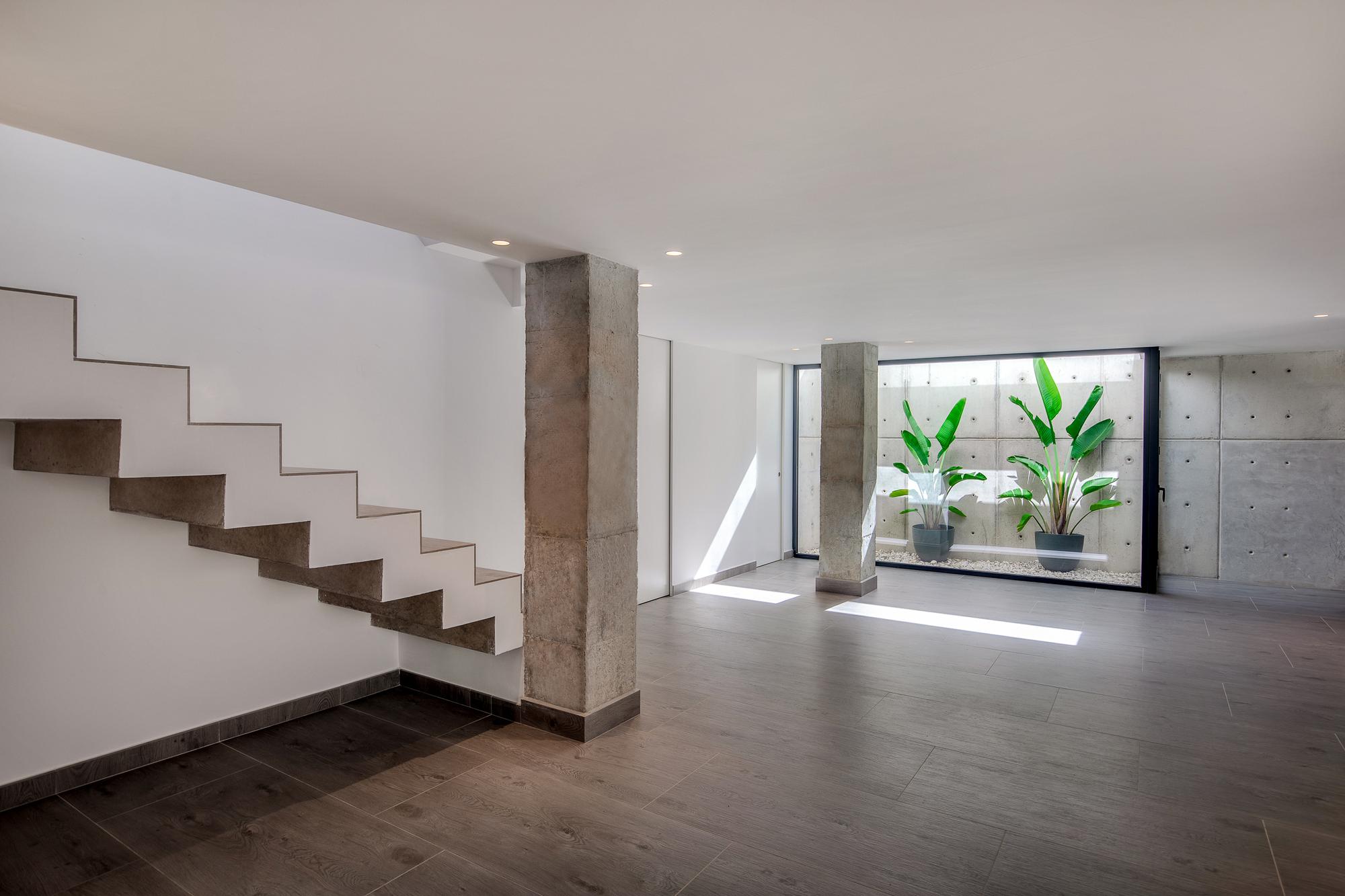 Folded-slab staircase and internal courtyard at Casa Amigos