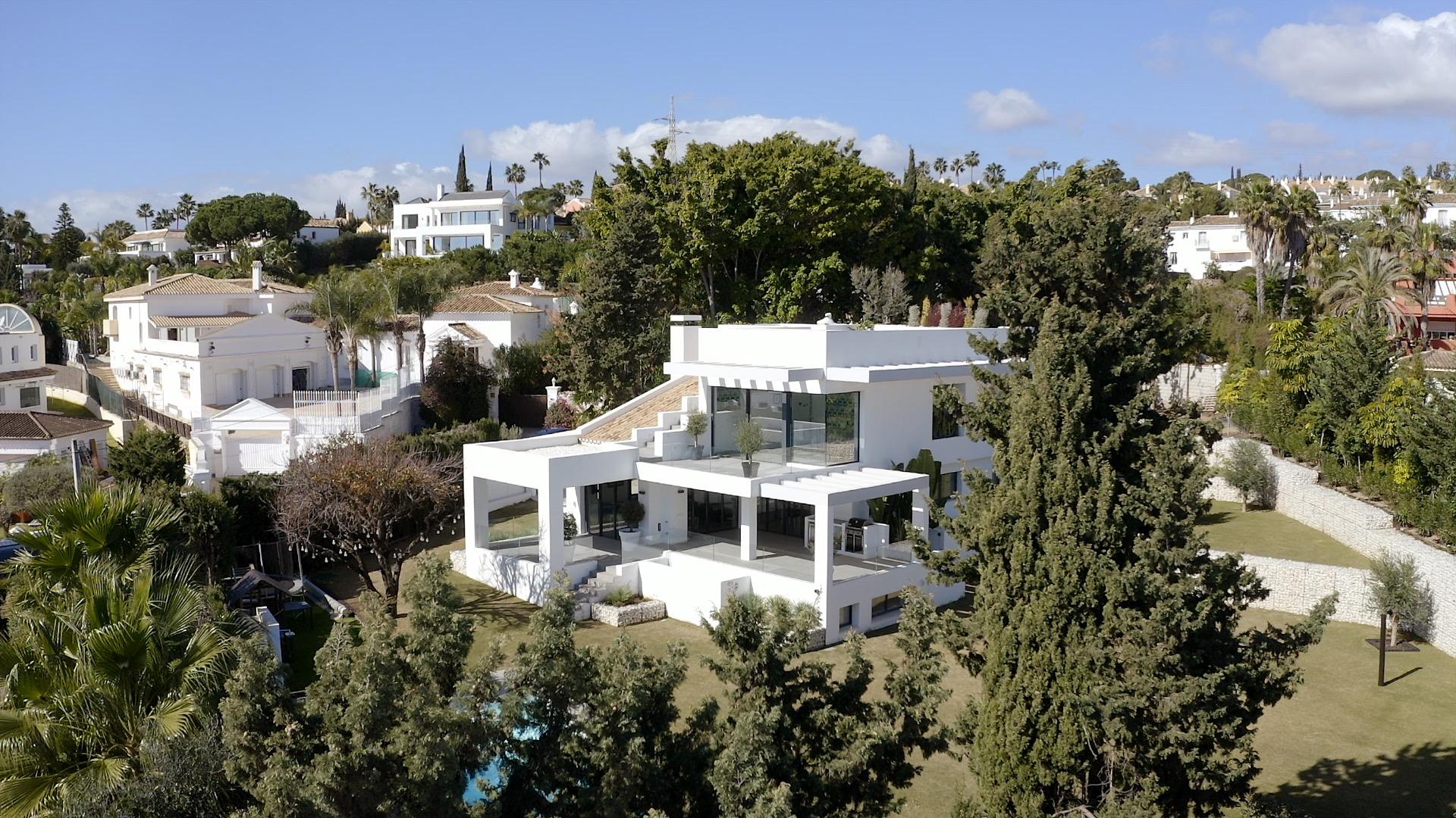 Casa Amigos in its setting, aerial view