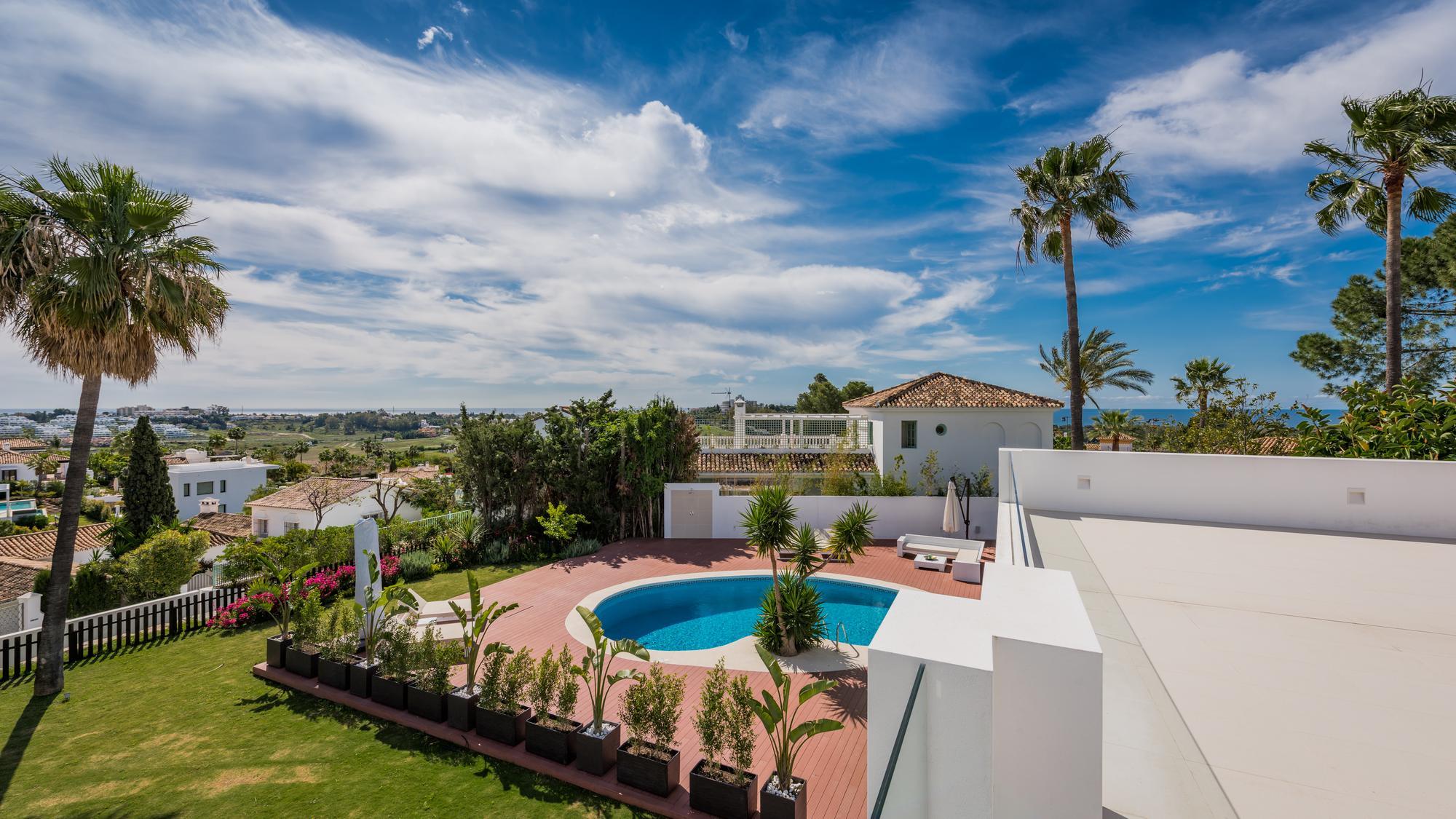 Vista desde la terraza de Villa Paraíso Alto sobre la piscina y el paisaje