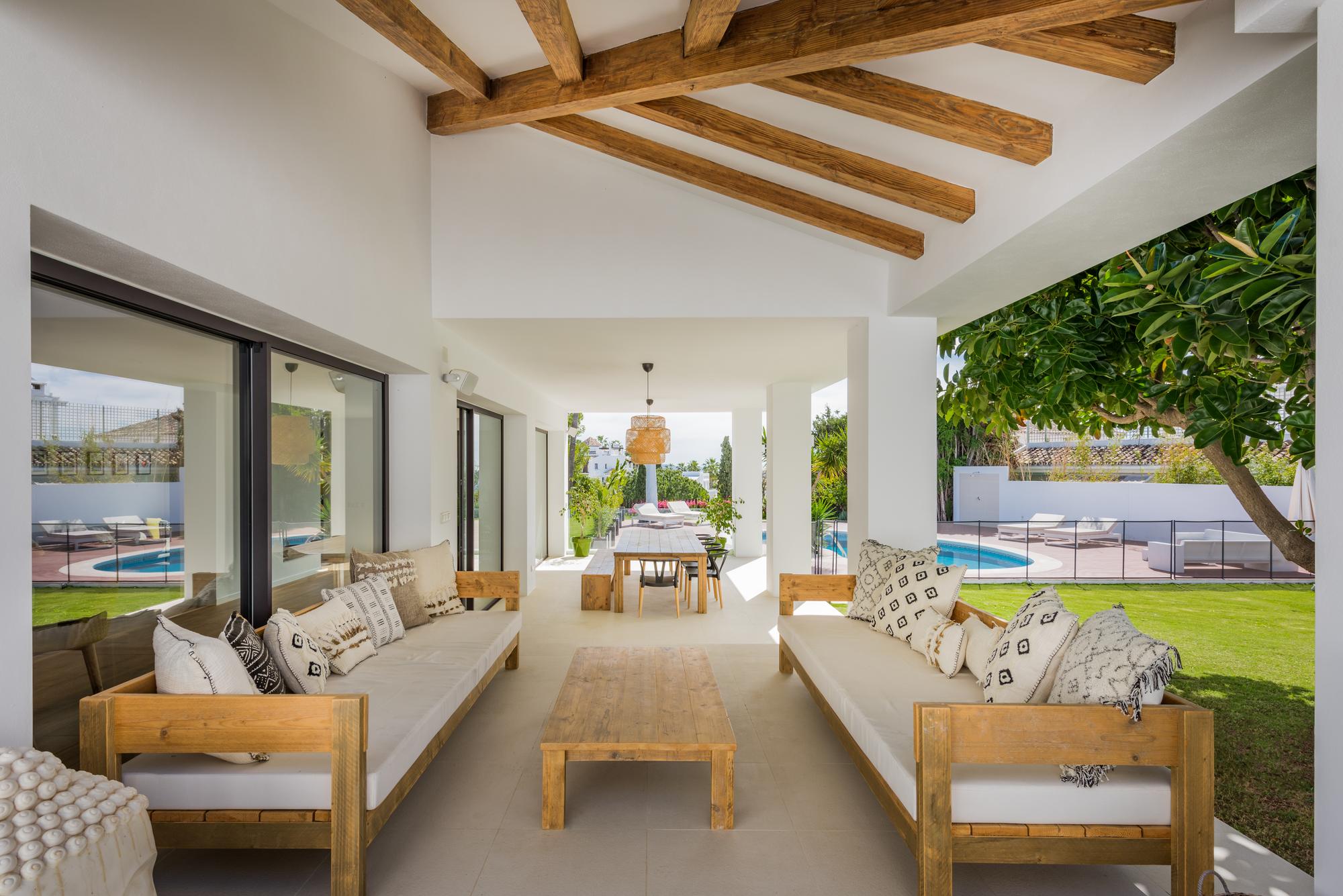 Porche de vigas de madera de Villa Paraíso Alto
