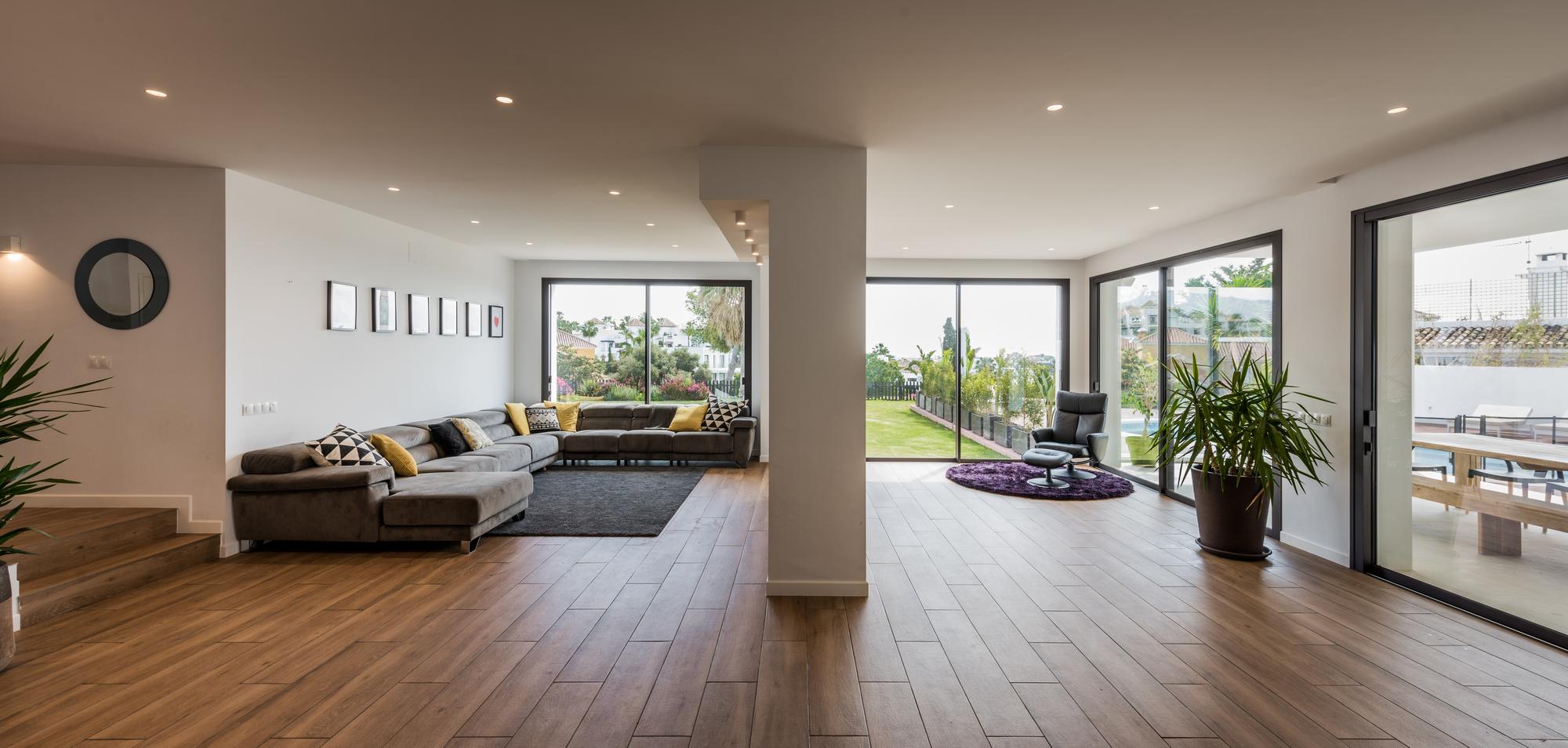 Salón de Villa Paraíso Alto abierto al jardín