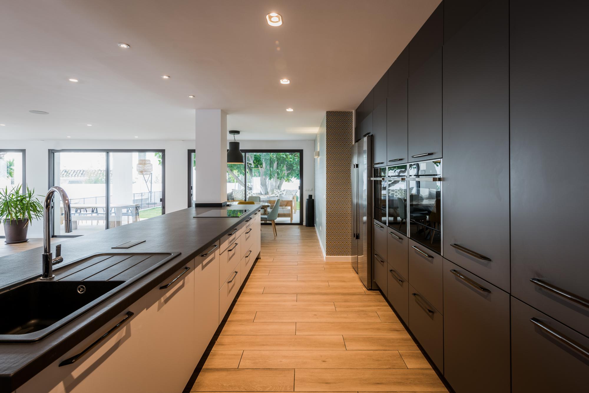 Cocina de Villa Paraíso Alto con mobiliario oscuro