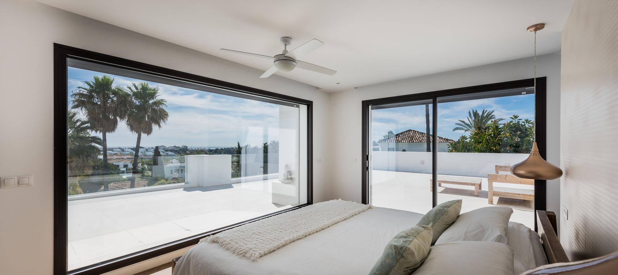 Dormitorio de Villa Paraíso Alto con ventanal panorámico