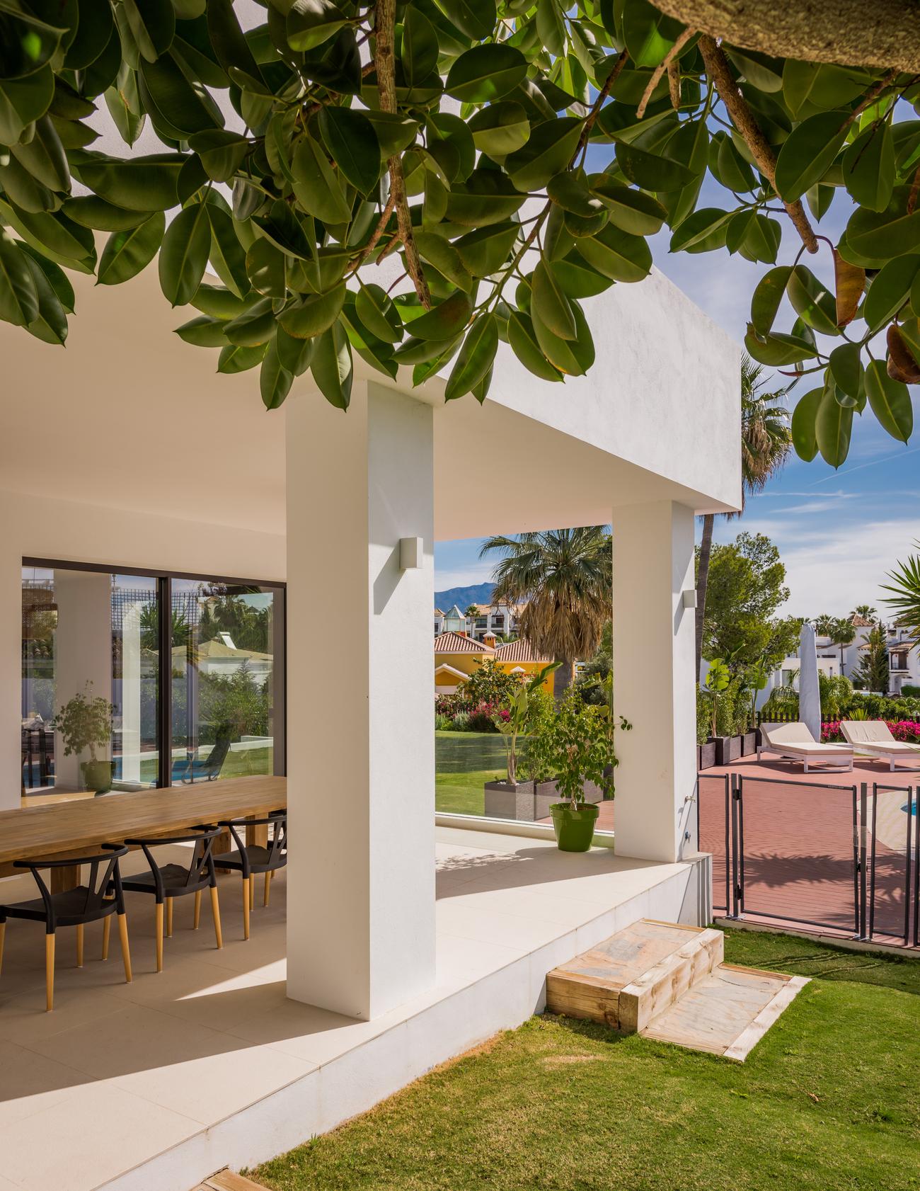 Porche de Villa Paraíso Alto visto desde el jardín
